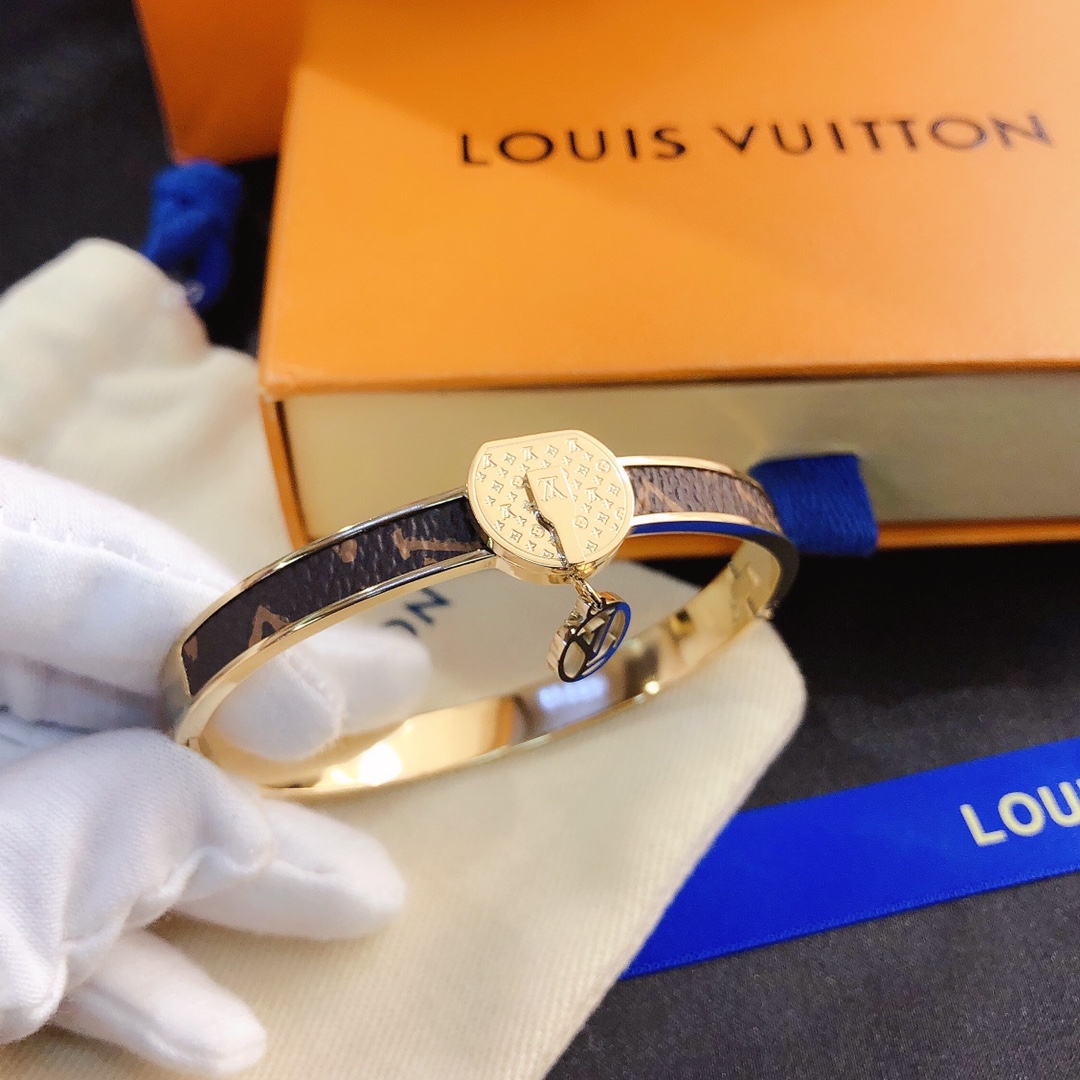 S138   LV Bracelet 106237