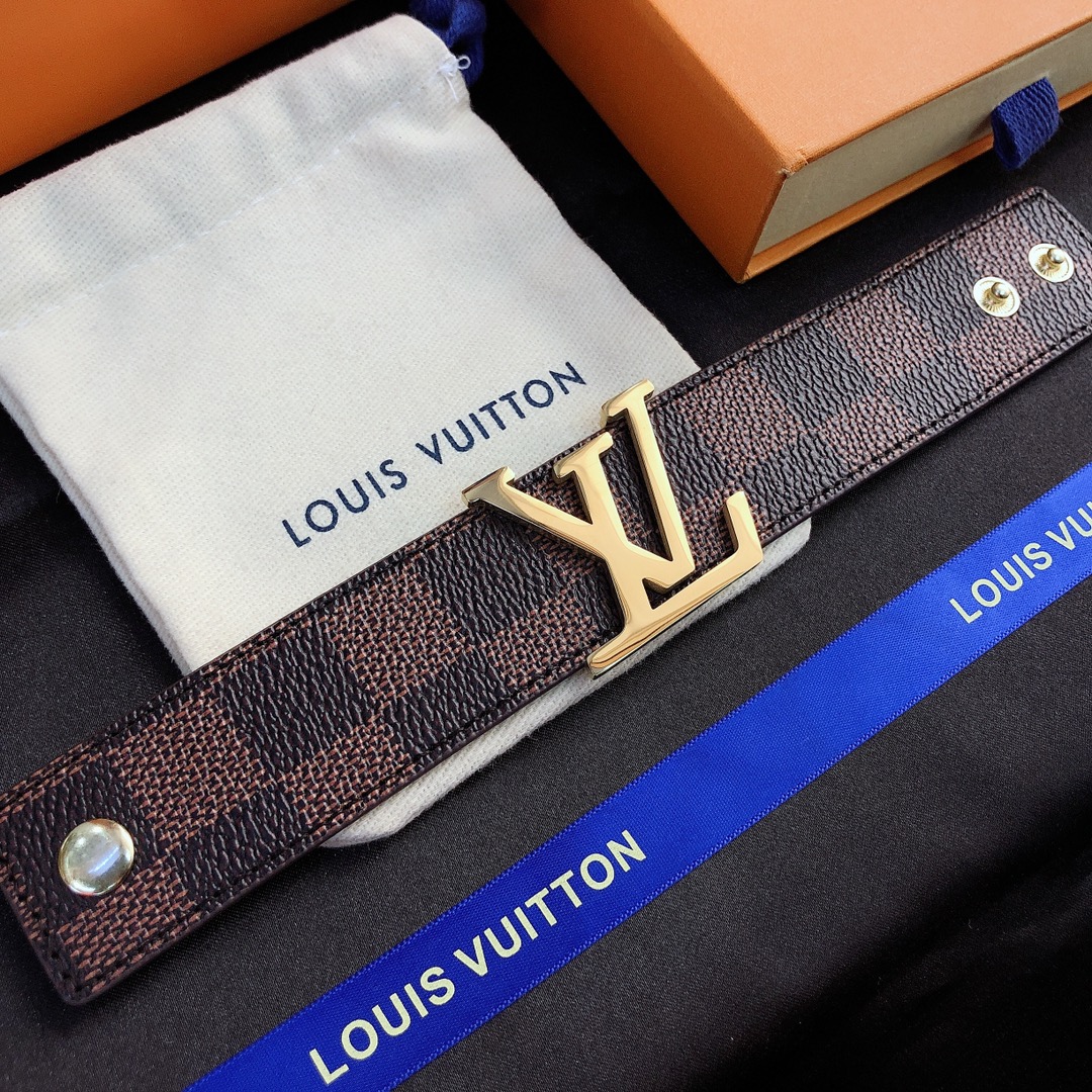 S129     LV Leather bracelet 105642