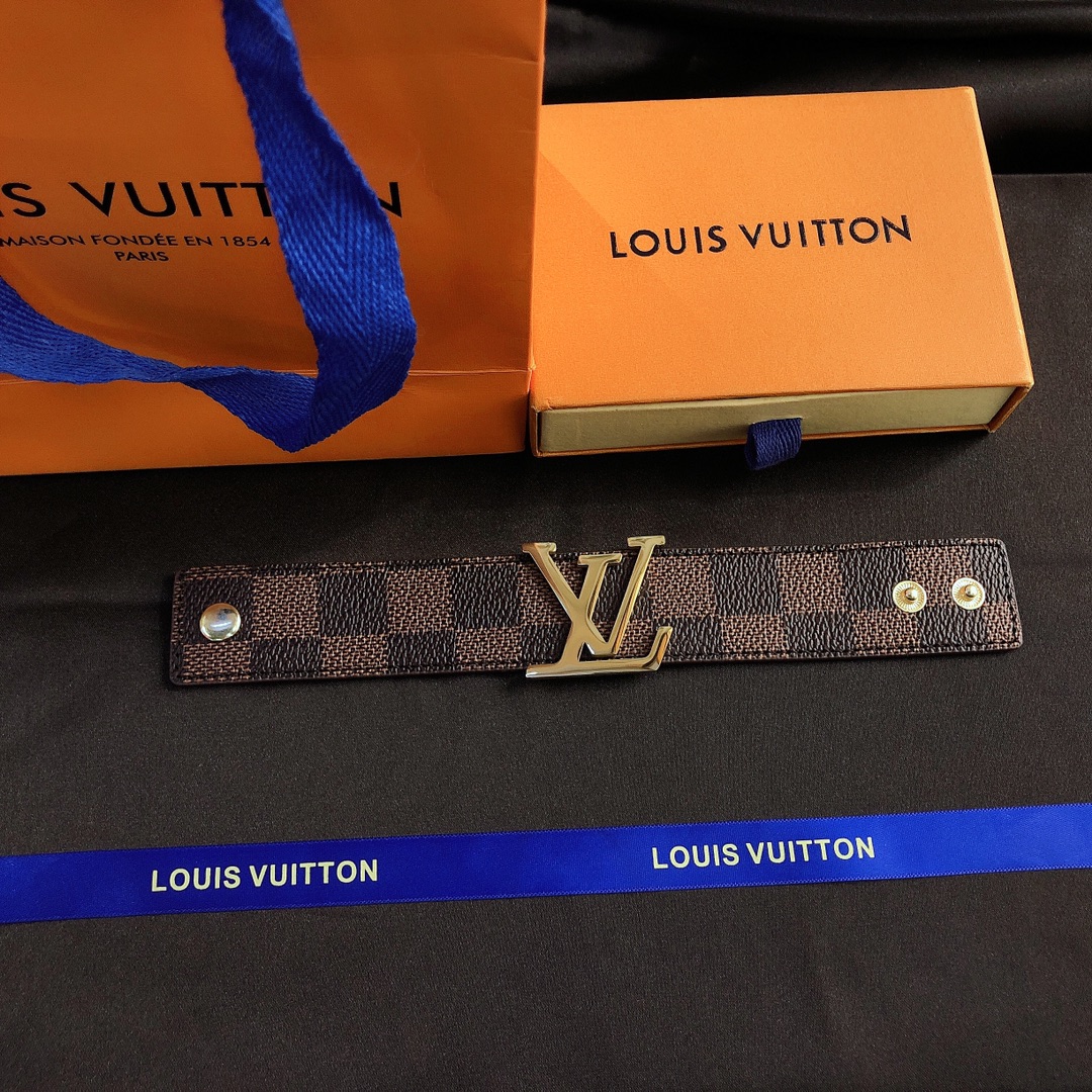 S129     LV Leather bracelet 105642