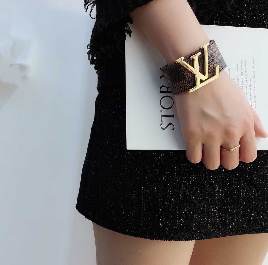 S129     LV Leather bracelet 105642