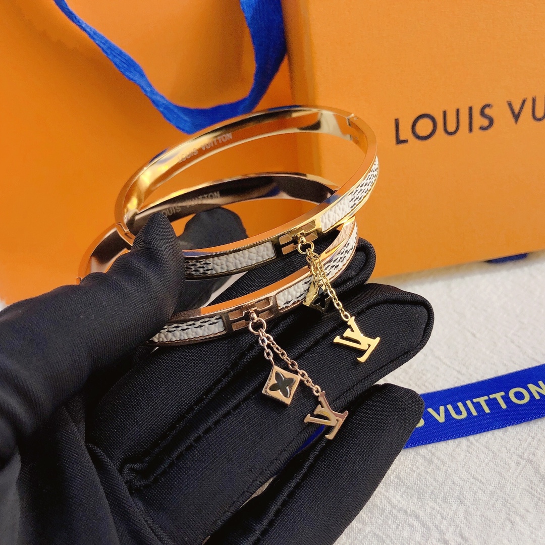 S211   LV Bracelet 106257