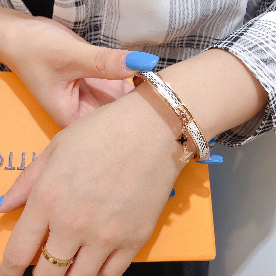 S211   LV Bracelet 106257