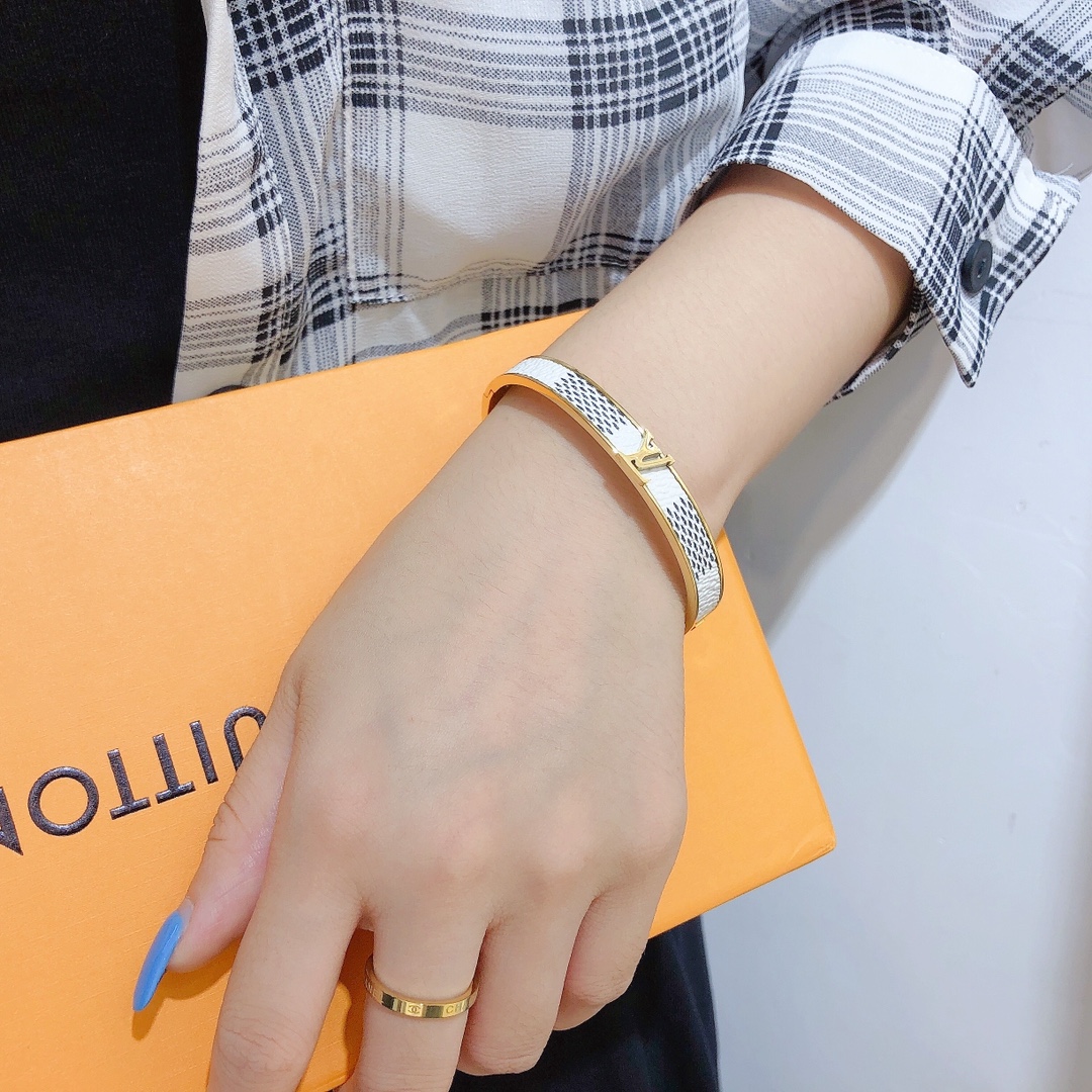 S212    LV Bracelet 106258