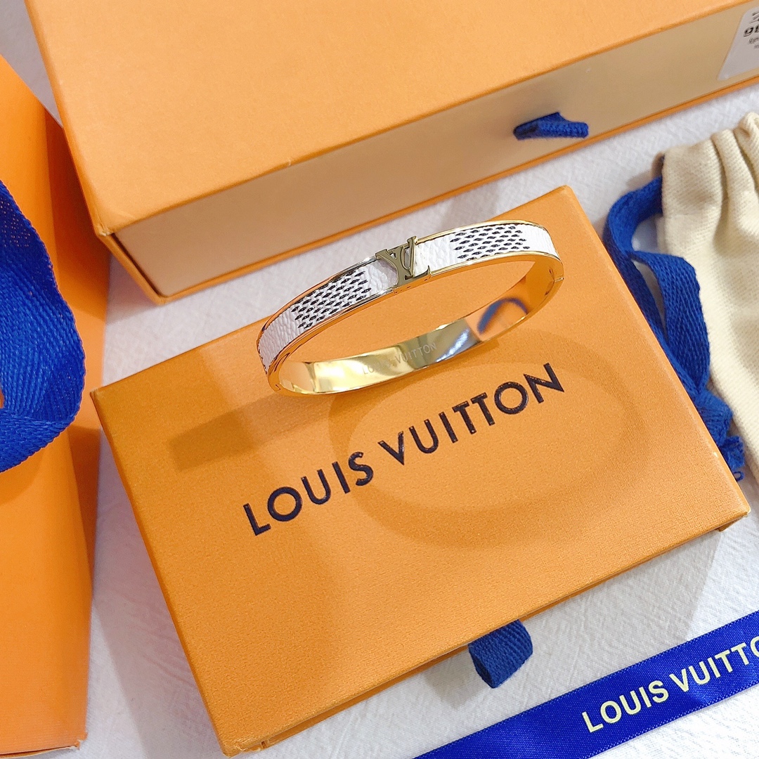S212    LV Bracelet 106258