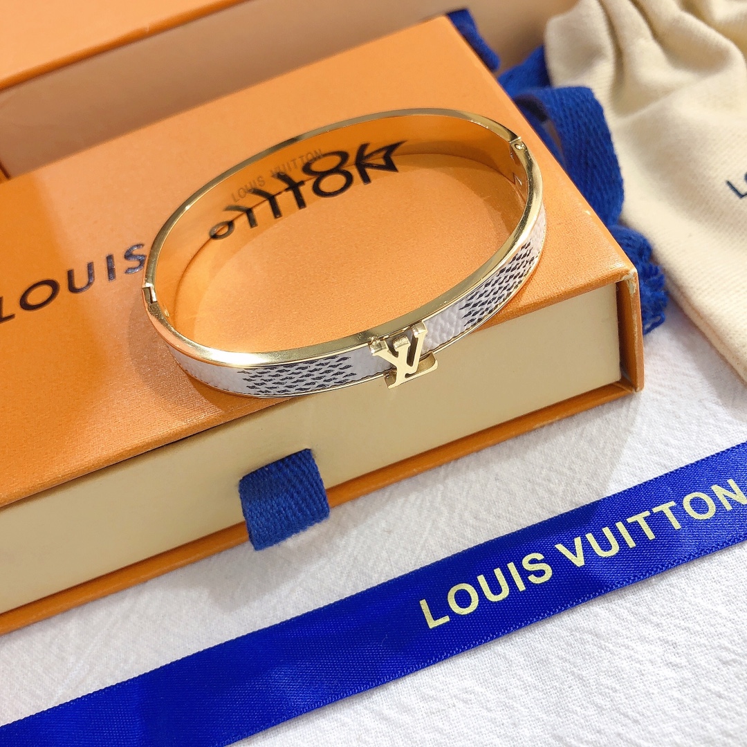 S212    LV Bracelet 106258