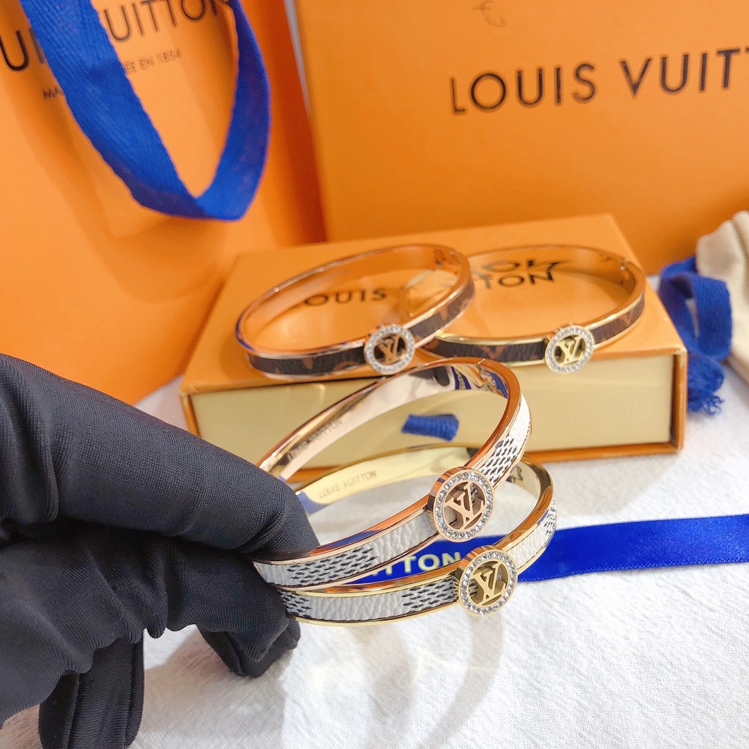 S213    LV bracelet 106259