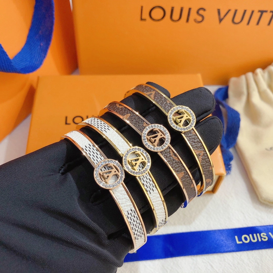 S213    LV bracelet 106259