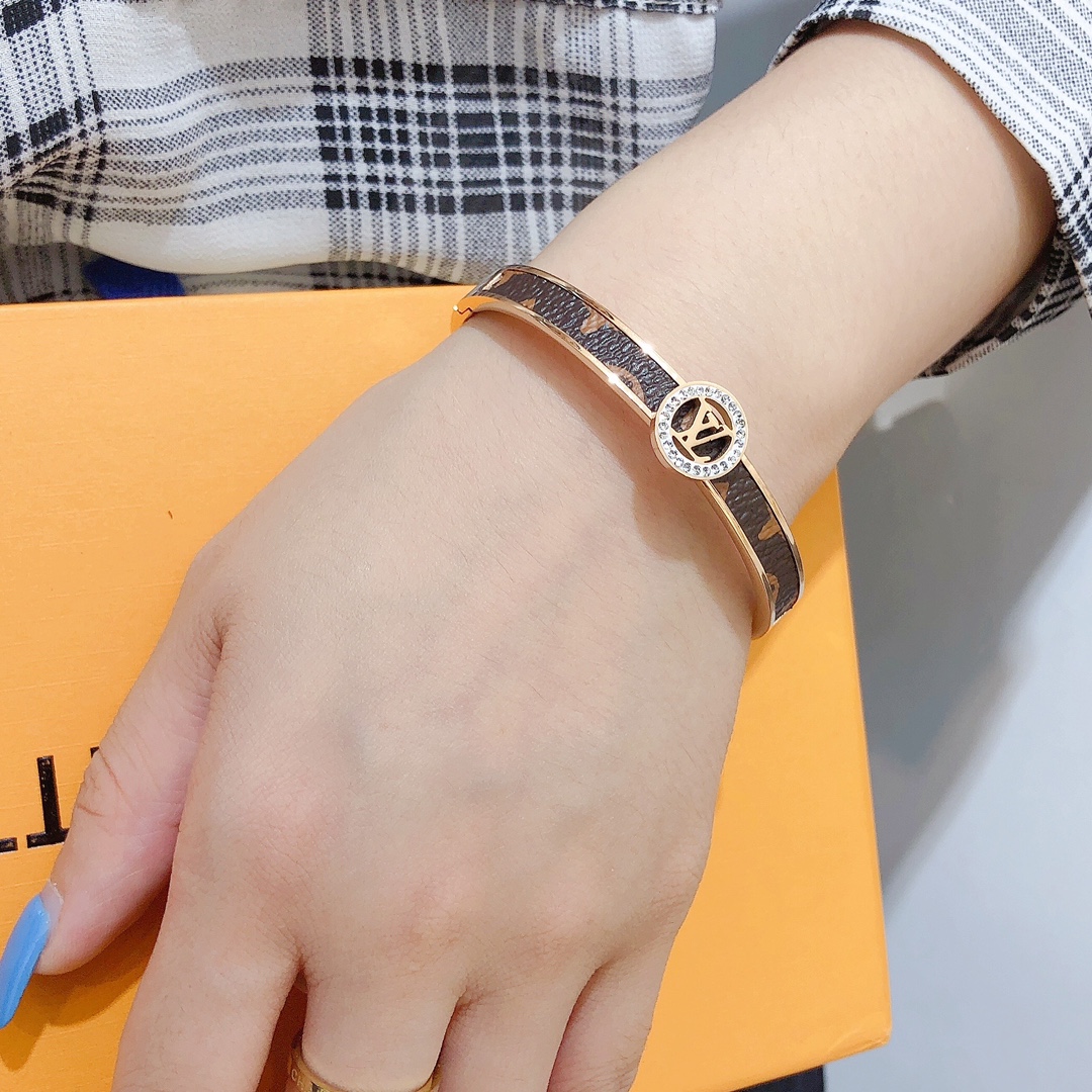 S213    LV bracelet 106259