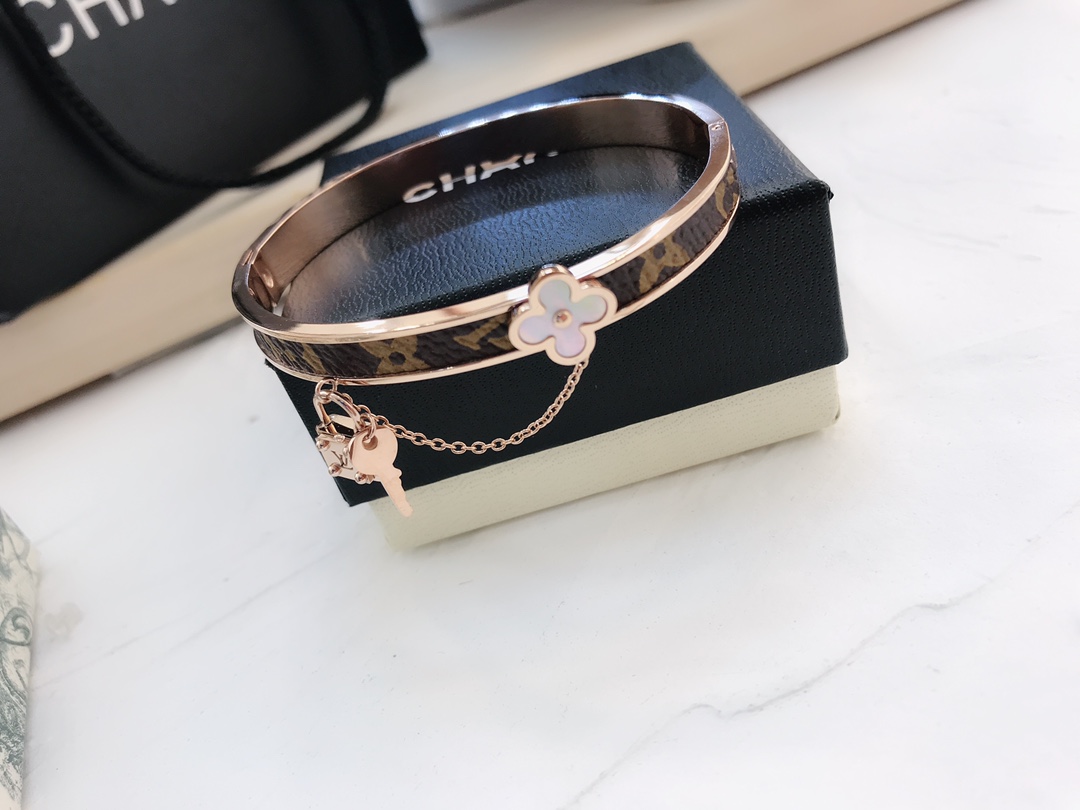 S034 LV Bracelet 106260