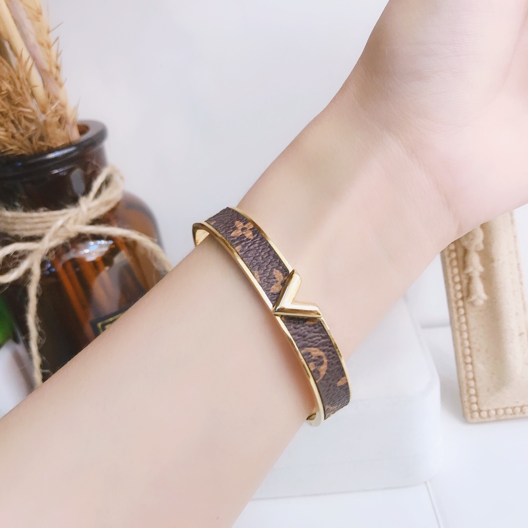 S064 LV bracelet 106263