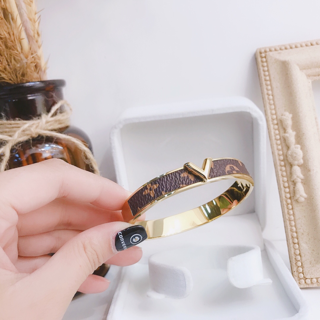 S064 LV bracelet 106263