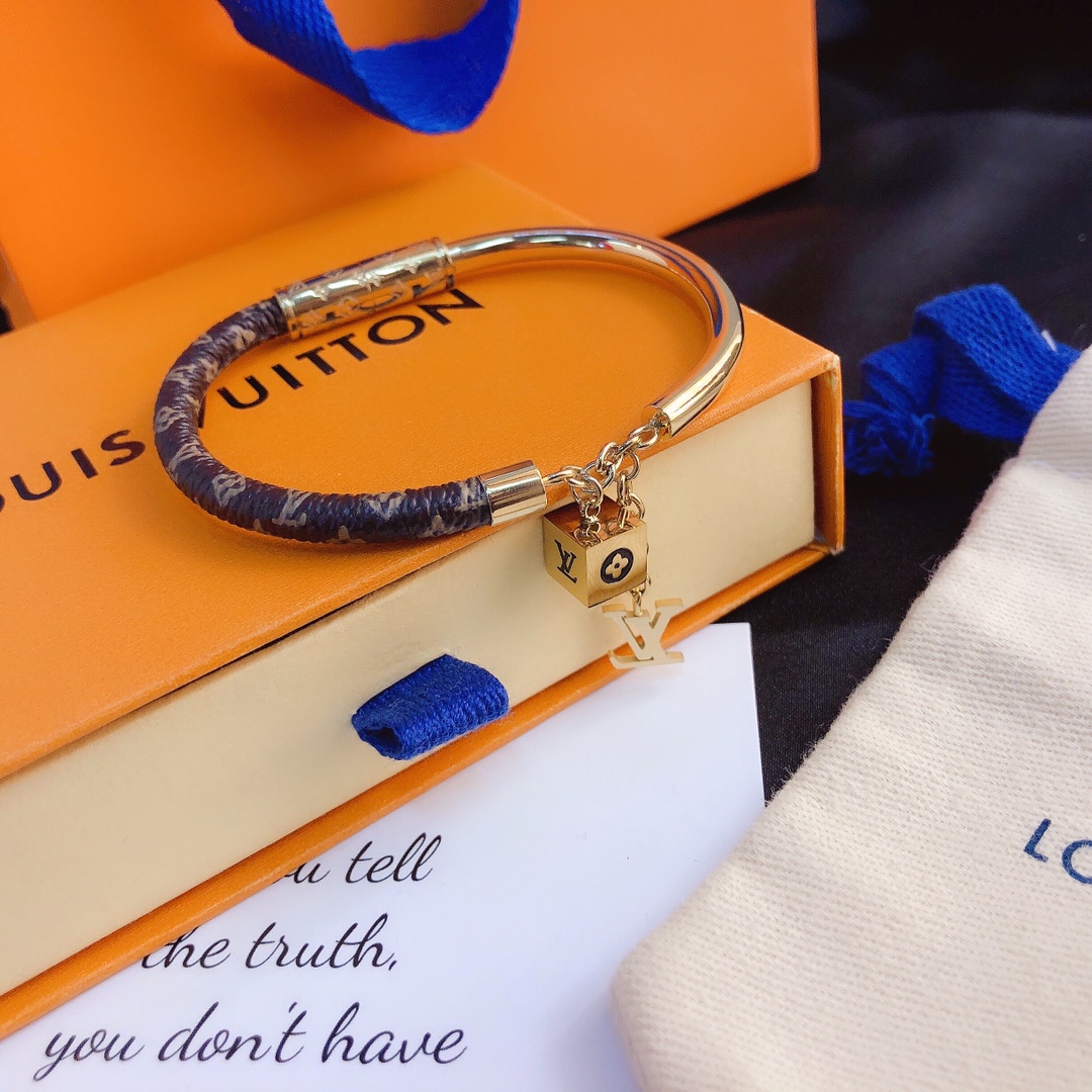 S123    LV Bracelet 106266