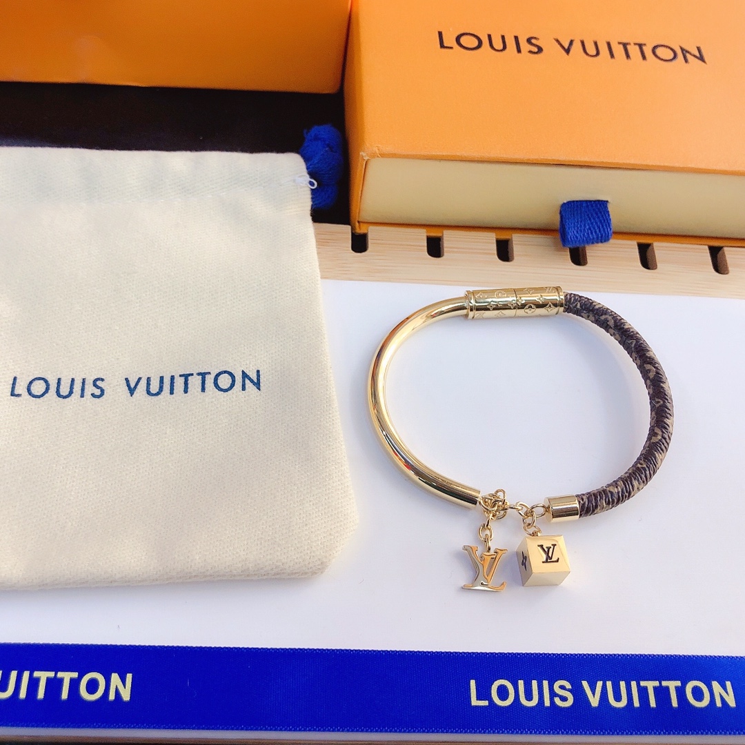 S123    LV Bracelet 106266