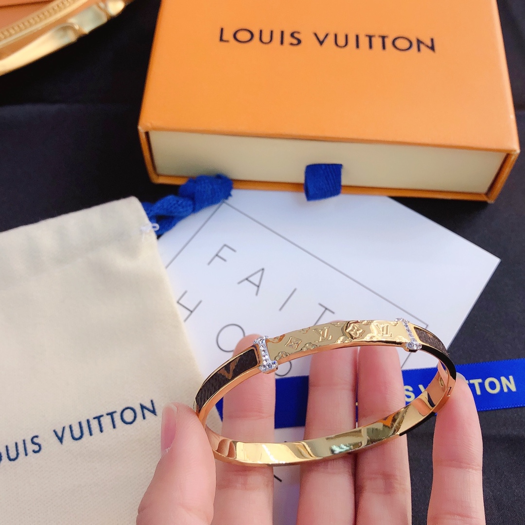 S111    LV Bracelet 106269