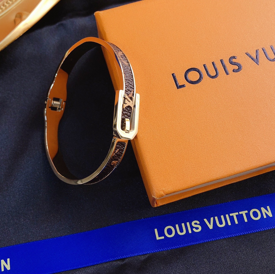 S110    LV bracelet 106270