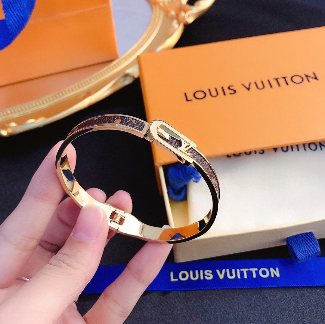 S110    LV bracelet 106270