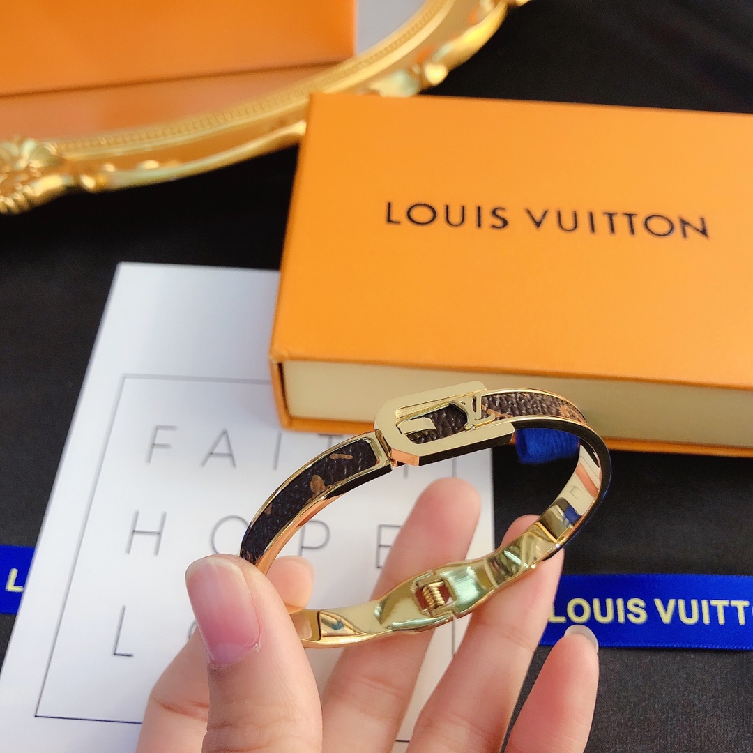 S110    LV bracelet 106270