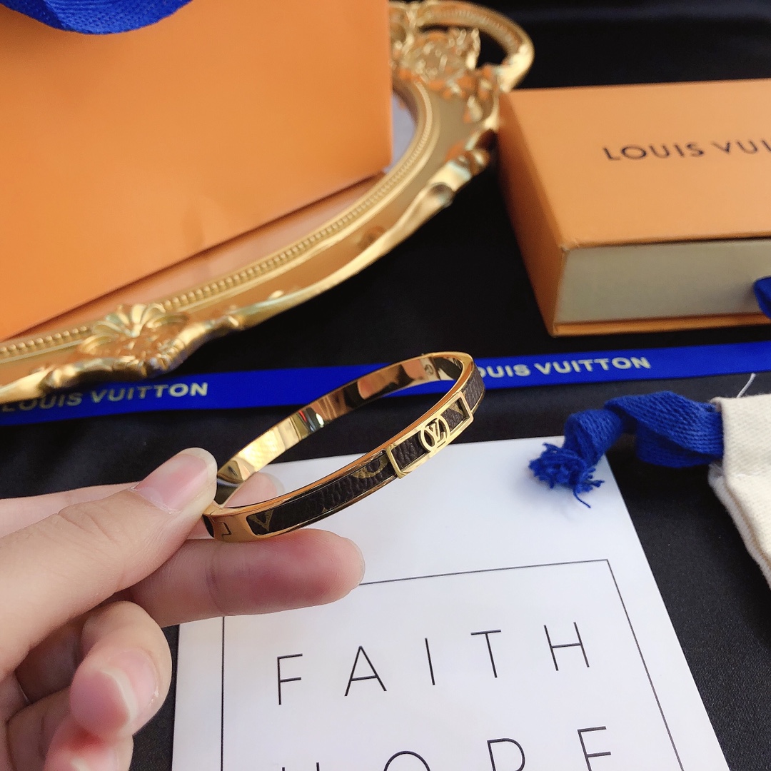 S104    LV Bracelet 106271