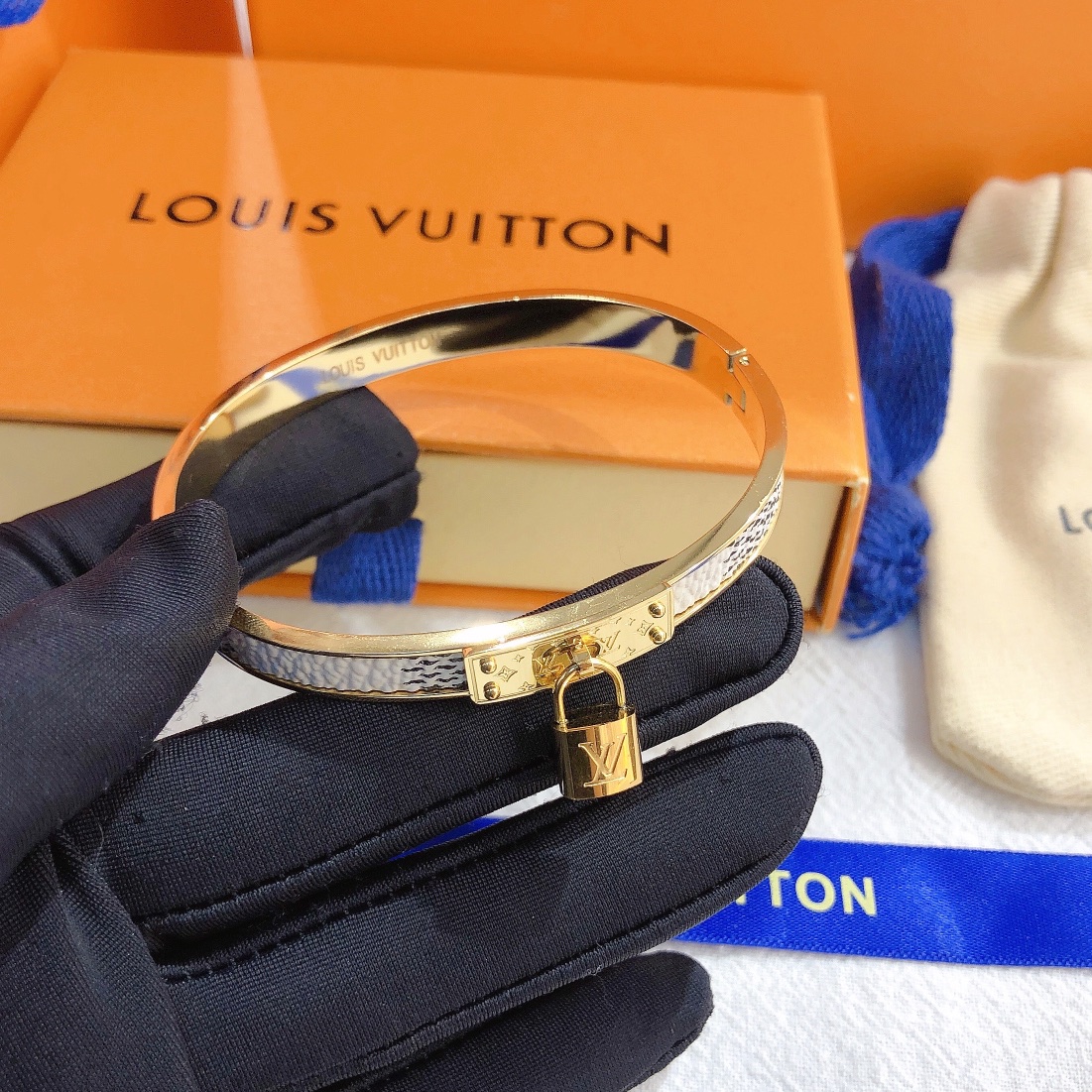 LV bracelet 106285