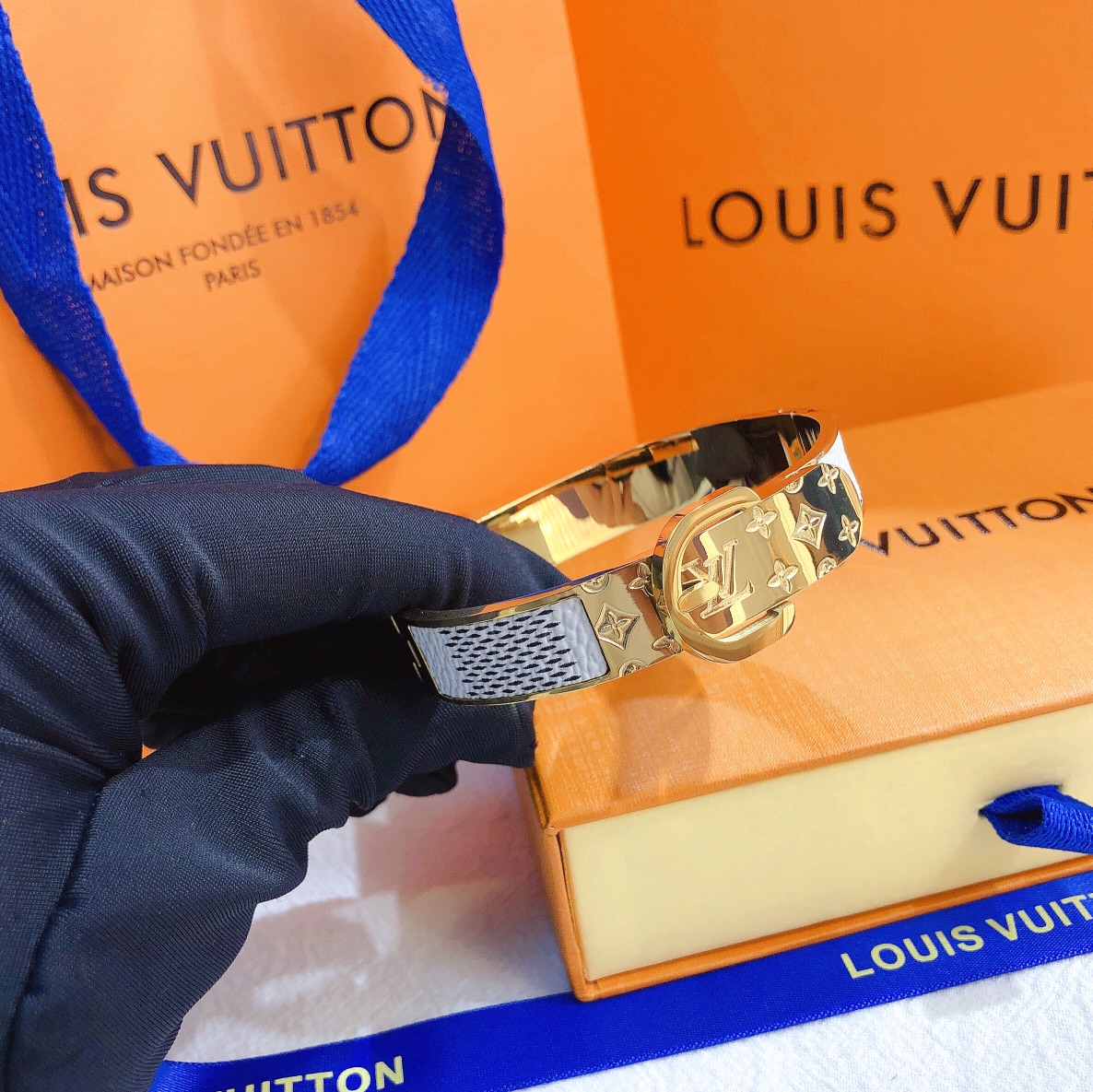 LV bracelet 106371