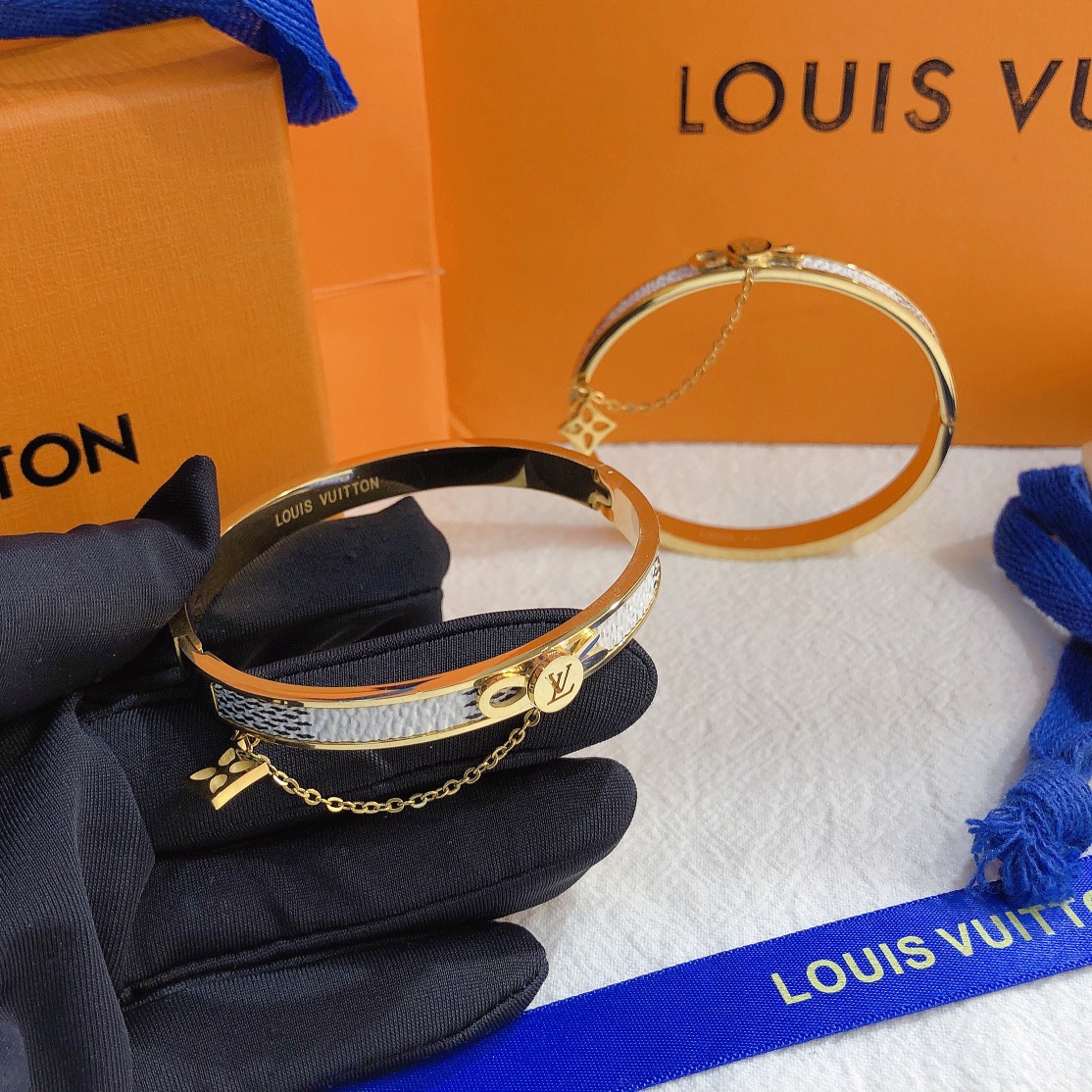 LV bracelet 106406