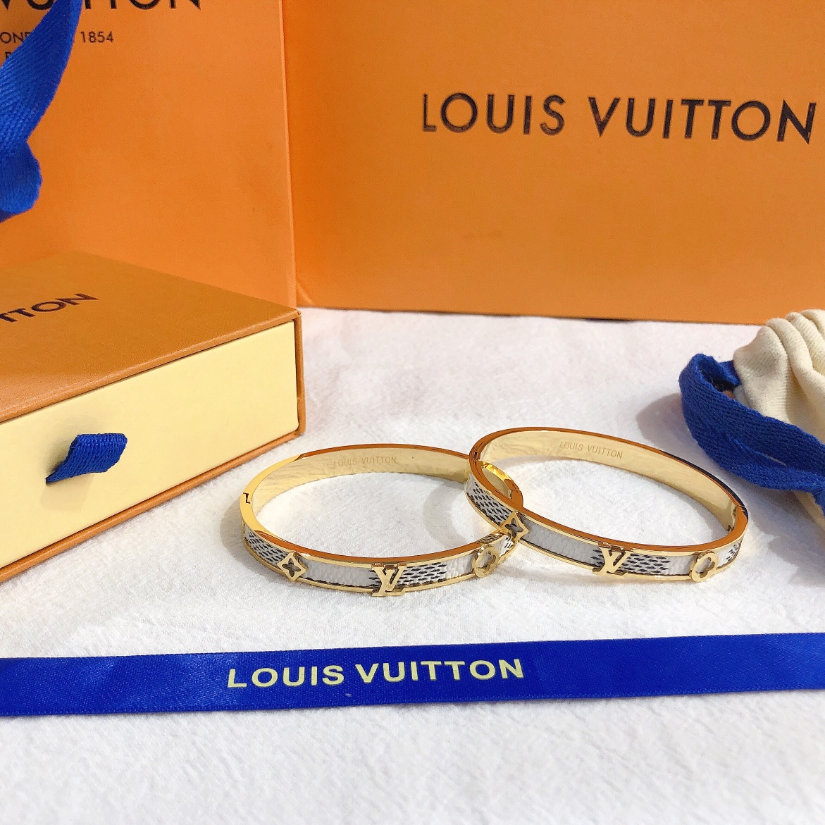 LV bracelet 106408