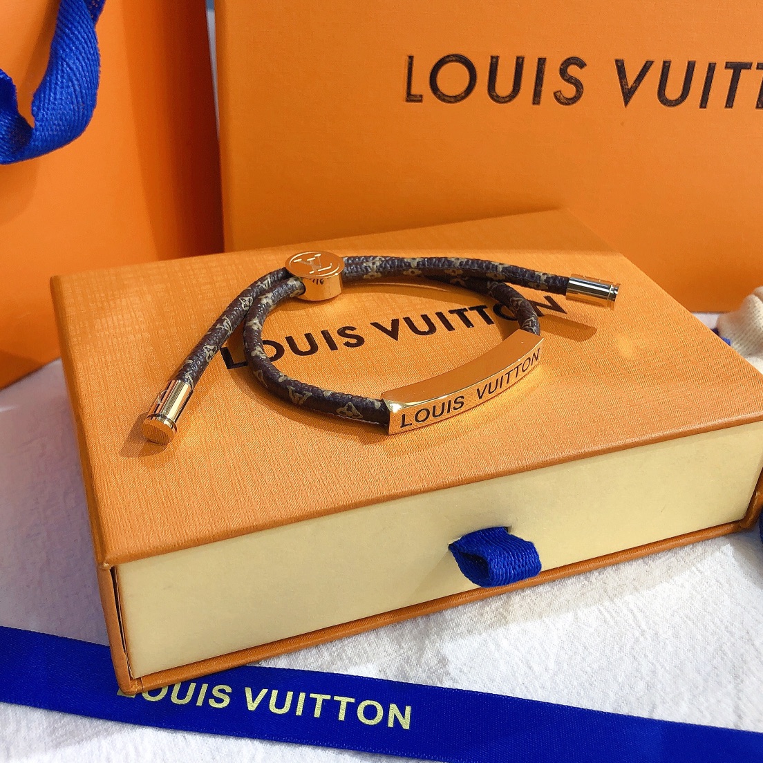 LV Leather bracelet 106471
