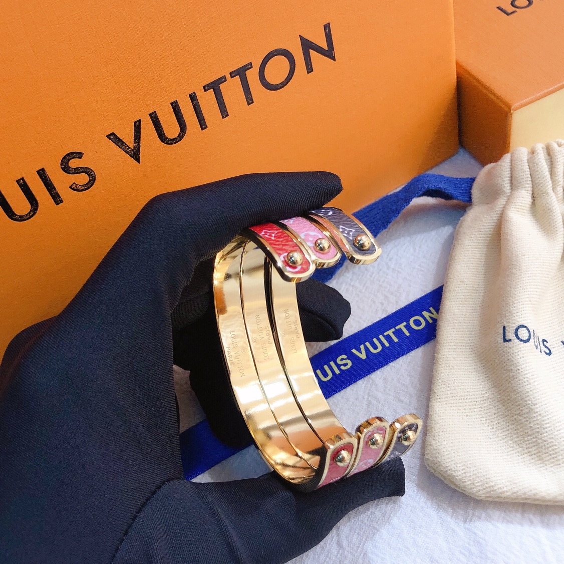 LV Bracelet 106472