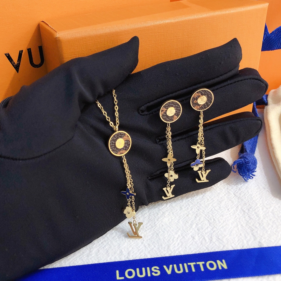 X341 LV earring/necklace 106480