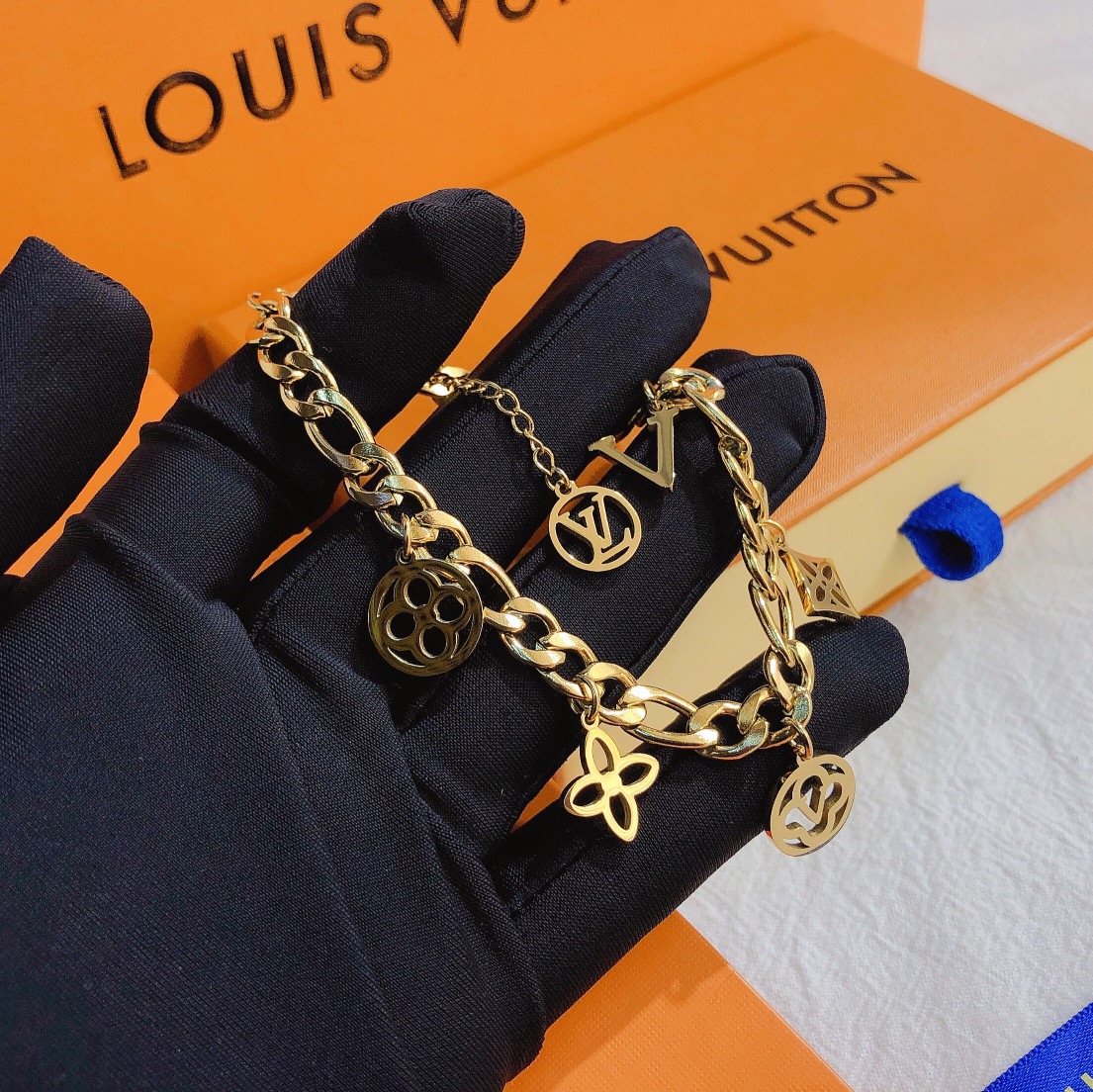 LV bracelet 106524