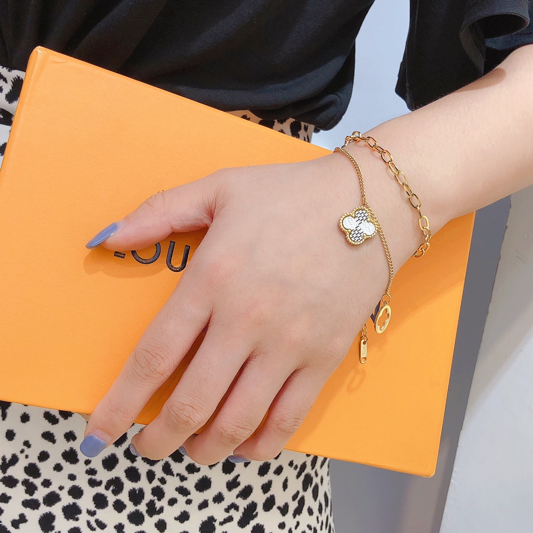 L090    LV Bracelet 106586