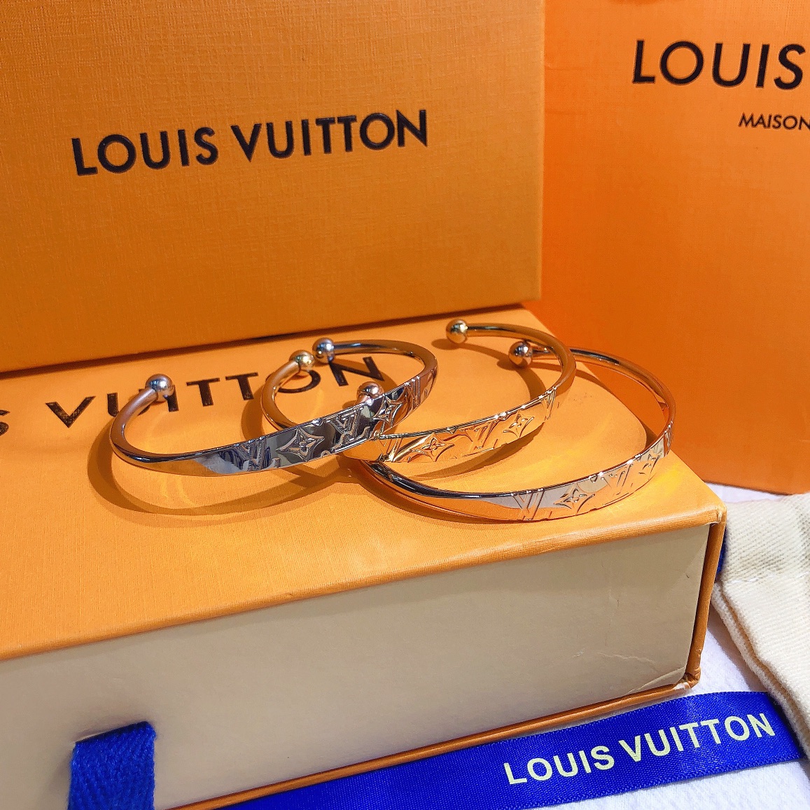 S240  LV Bracelet 106590