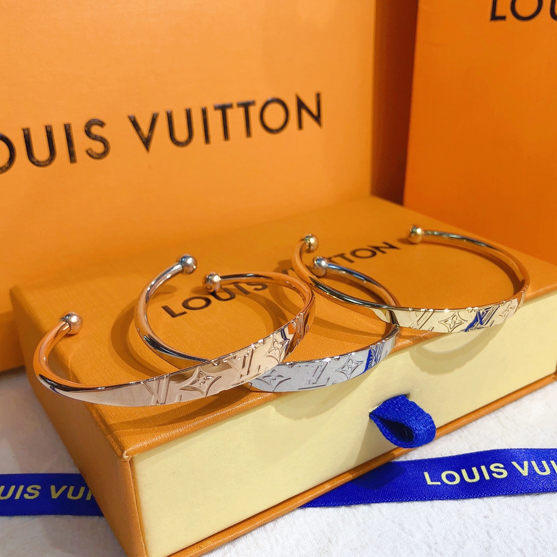 S240  LV Bracelet 106590