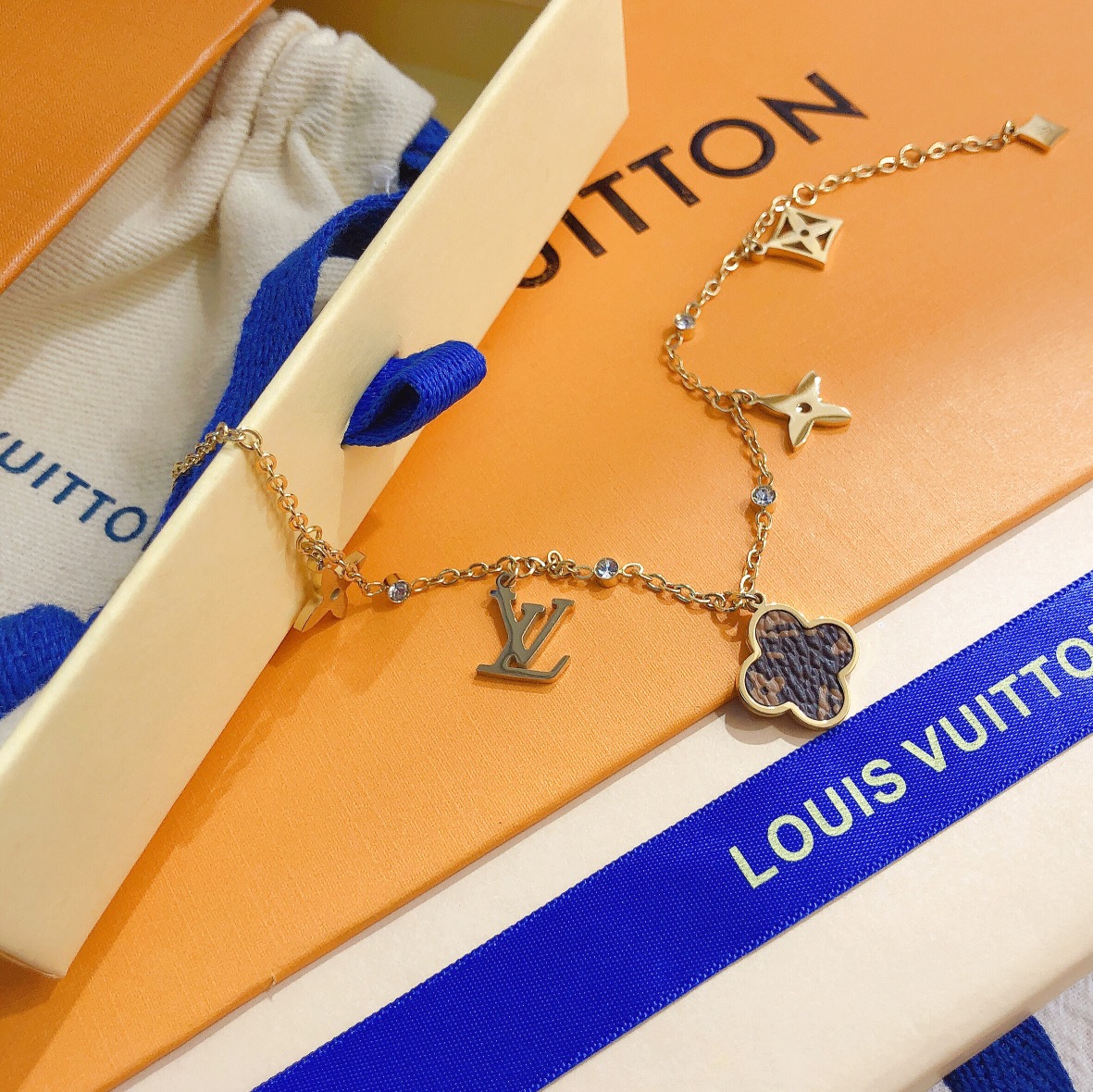 L091   LV Bracelet 106771