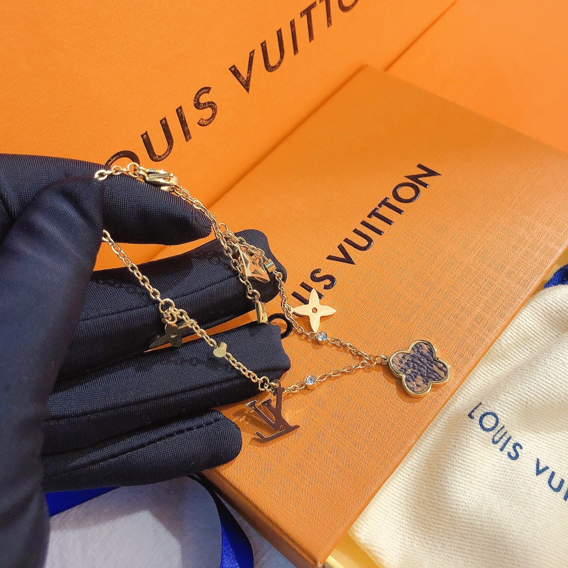 L091   LV Bracelet 106771