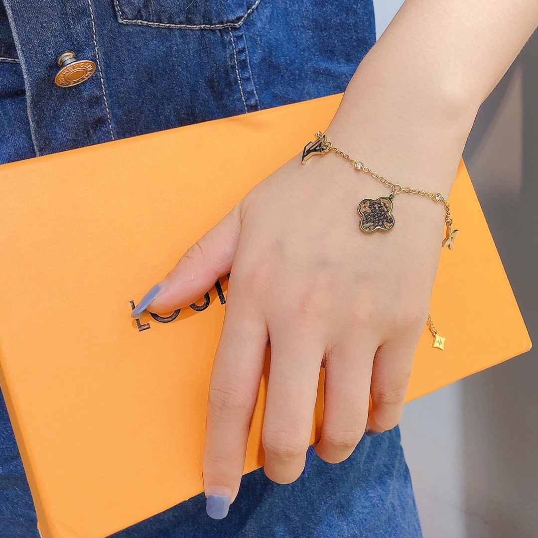 L091   LV Bracelet 106771