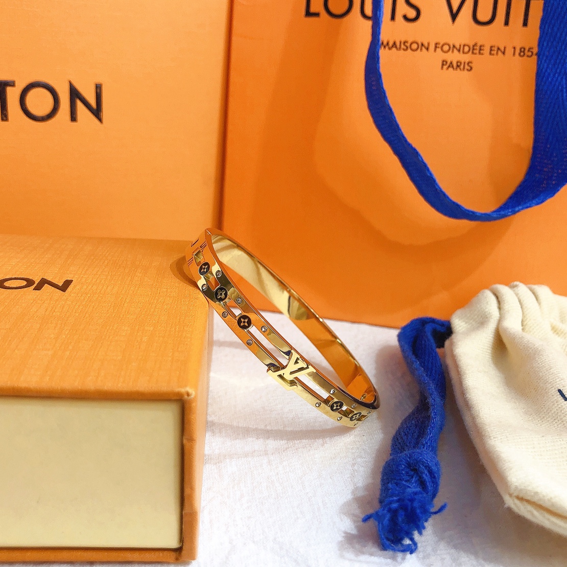 S241   LV Bracelet 106773
