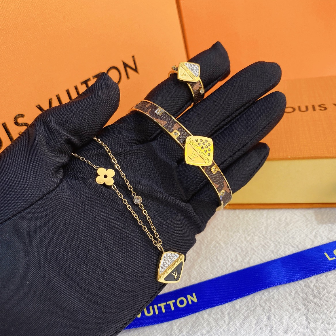 LV bracelet 106807