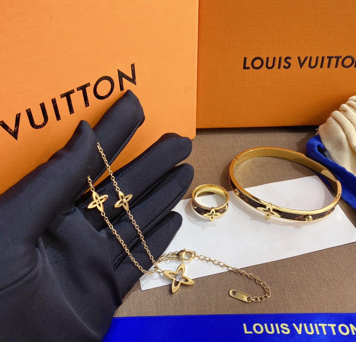 LV-bracelet 106809