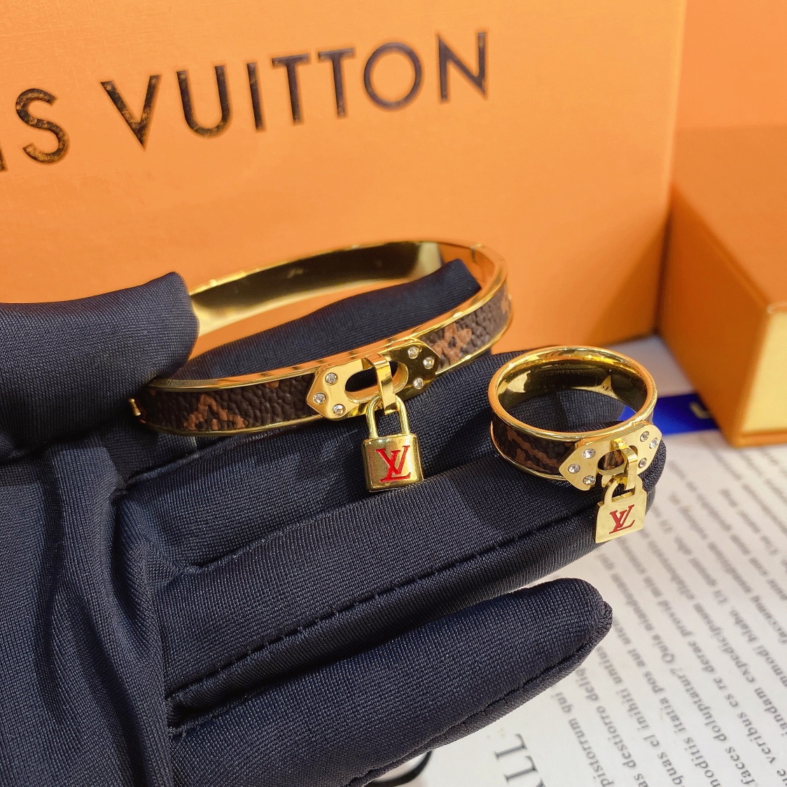 LV bracelet 106810