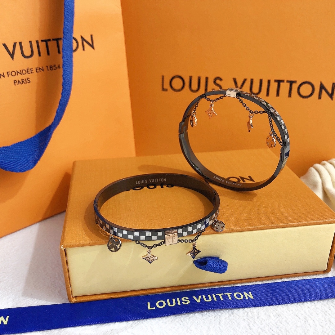 S247      LV Bracelet 106906