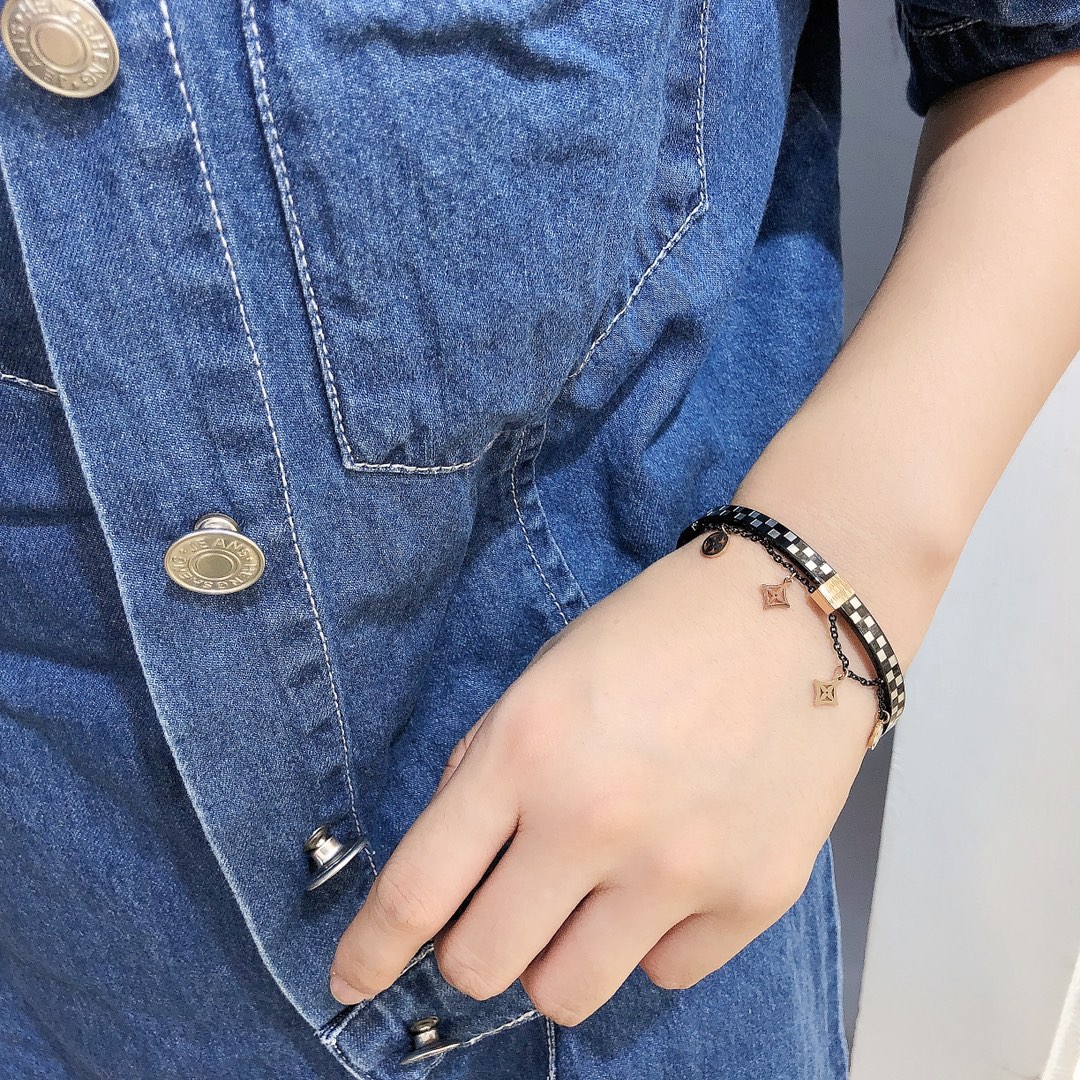 S247      LV Bracelet 106906