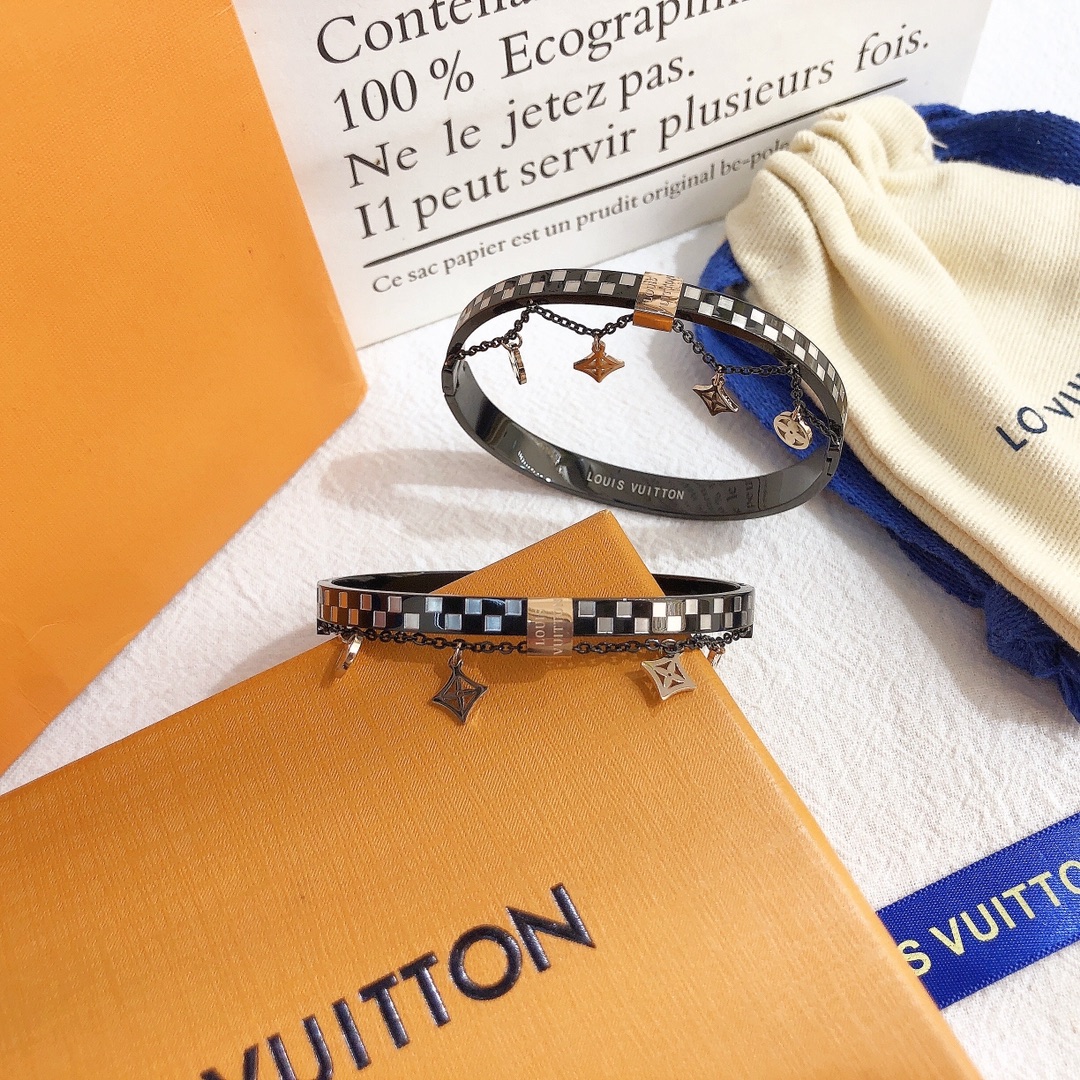 S247      LV Bracelet 106906