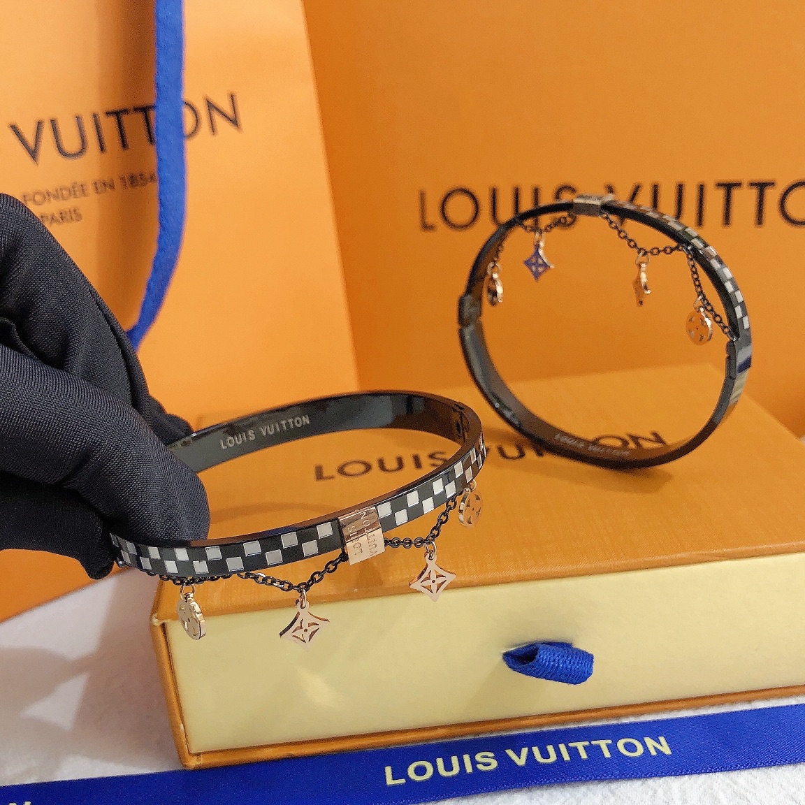 S247      LV Bracelet 106906