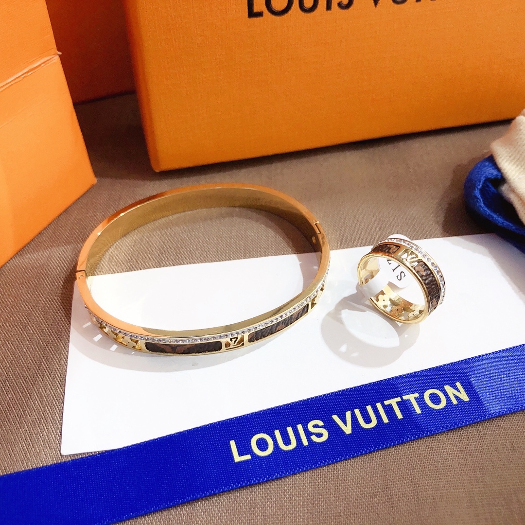 S249    LV Bracelet 106909