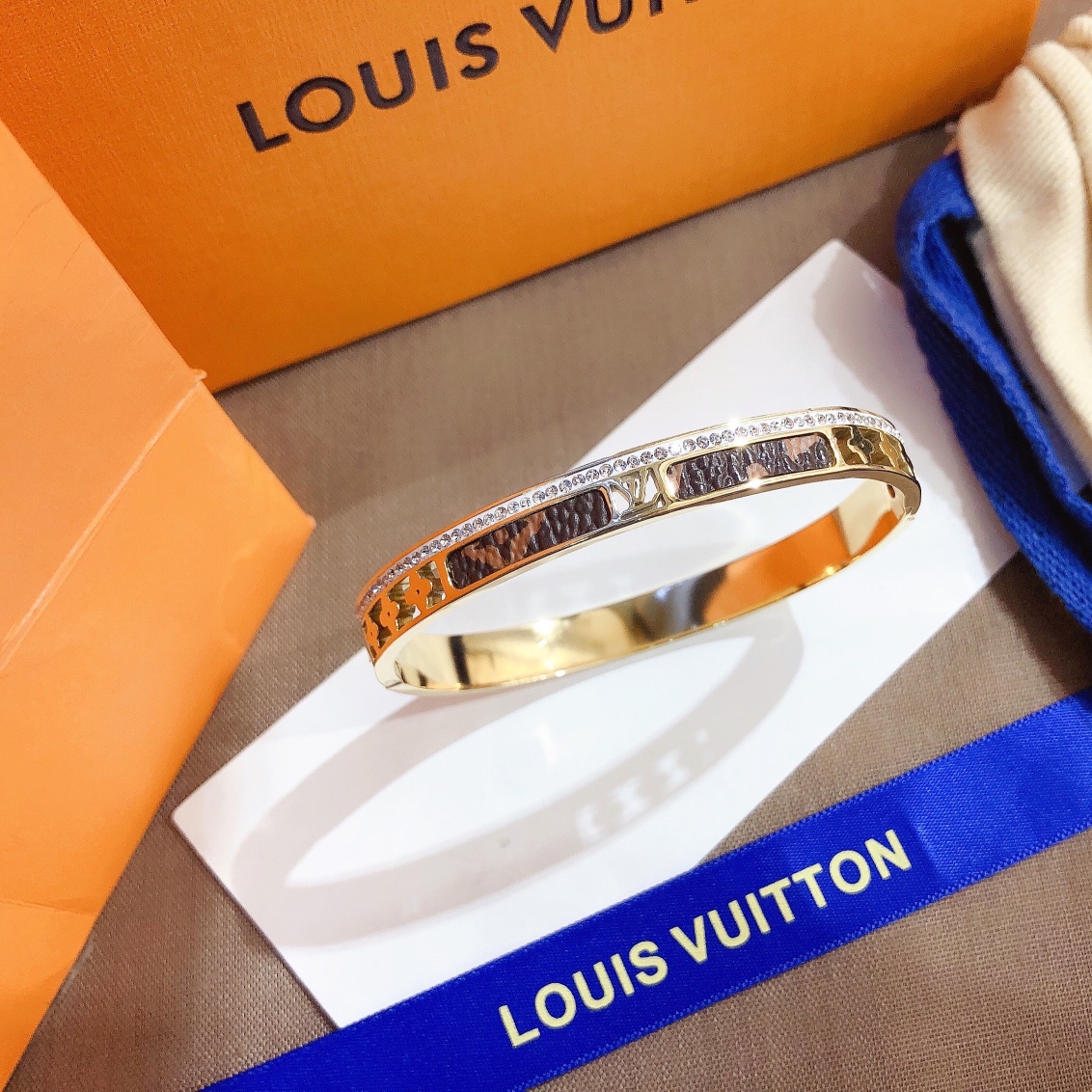 S249    LV Bracelet 106909