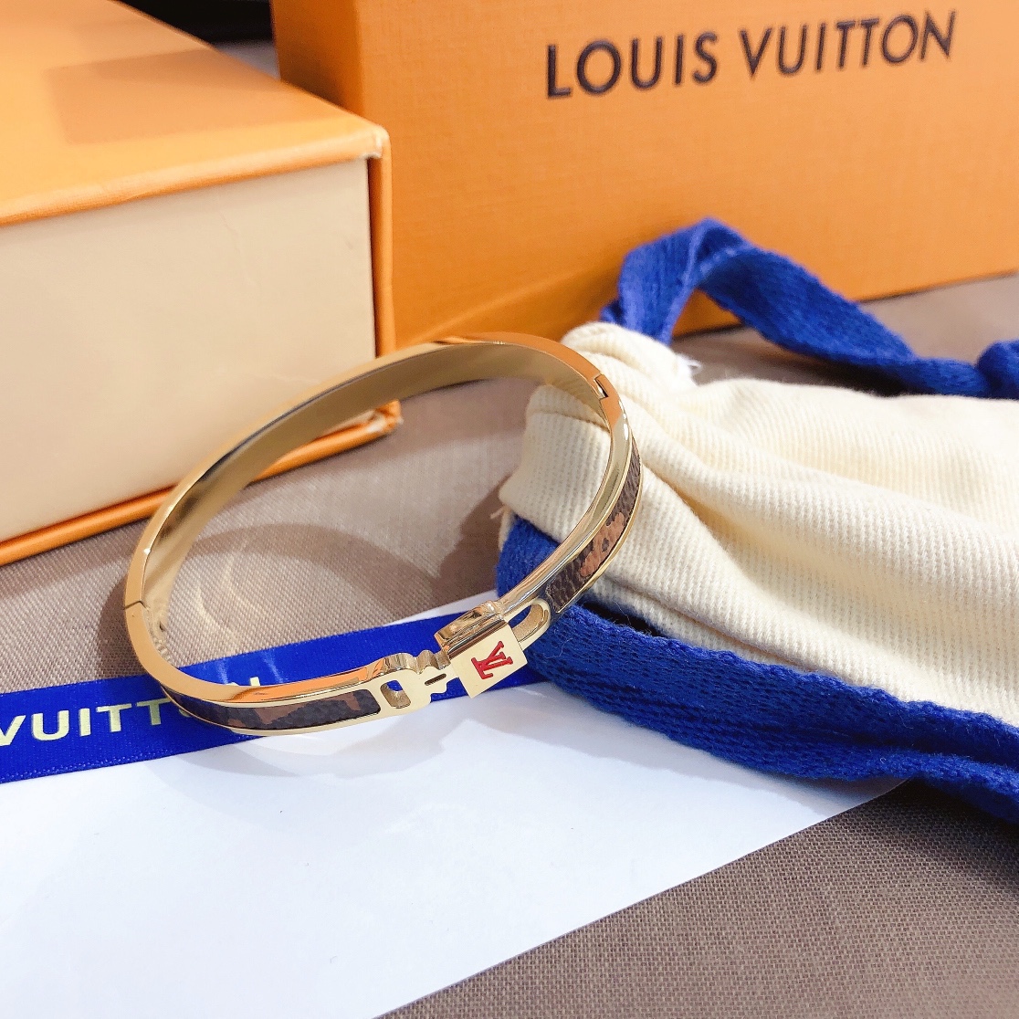 S250      LV Bracelet 106912