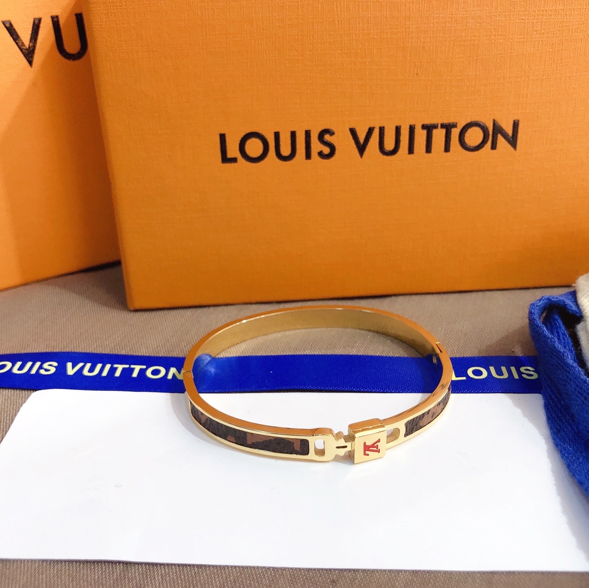 S250      LV Bracelet 106912