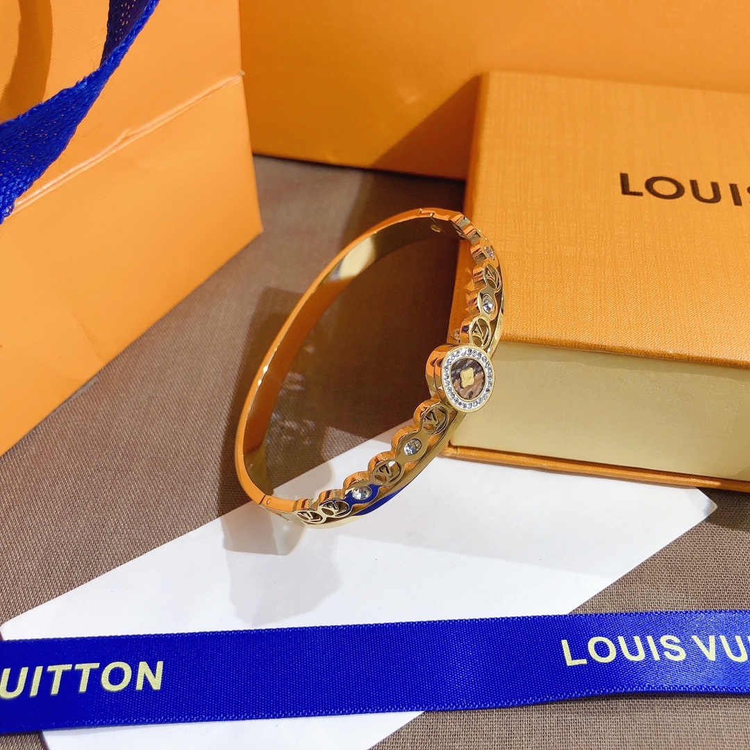 S251     LV Bracelet 106916
