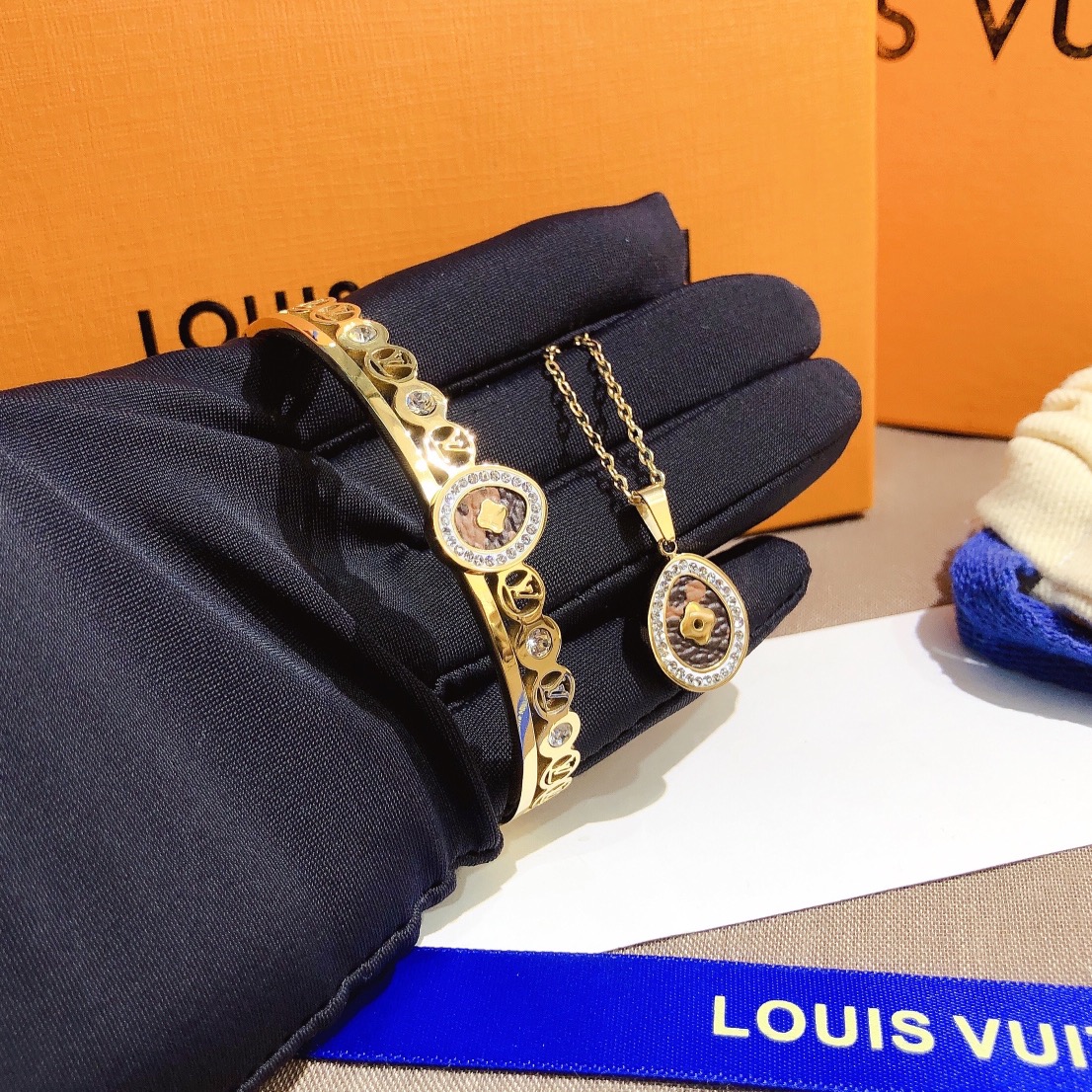 S251     LV Bracelet 106916
